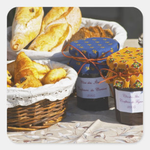 Mand met croissants en chocoladebroden. vierkante sticker