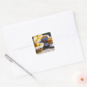 Mand met croissants en chocoladebroden. vierkante sticker (Envelop)