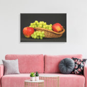 Mand met fruit op donkere tafel canvas afdruk (Insitu (Woonkamer))
