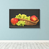 Mand met fruit op donkere tafel canvas afdruk (Insitu (Houten vloer))