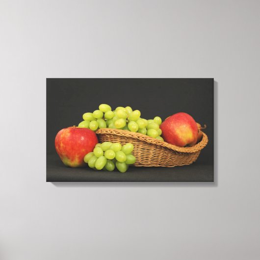 Mand met fruit op donkere tafel canvas afdruk (Voorkant)