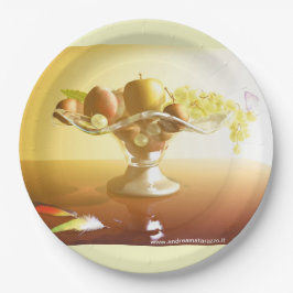 Mand met glas met fruit en vlinder  papieren bordje