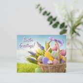Mand met paaseieren op groen gras feestdagenkaart (Staand voorkant)