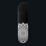 Mandala Black en White Pattern Persoonlijk Skateboard<br><div class="desc">Een levendig wit op het zwarte mandala skateboard met een verbluffend symmetrisch patroon. Uniek en vet symbool van het universum.</div>