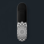 Mandala Black en White Pattern Persoonlijk Skateboard<br><div class="desc">Een levendig wit op het zwarte mandala skateboard met een verbluffend symmetrisch patroon. Uniek en vet symbool van het universum.</div>