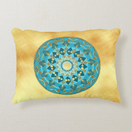 Mandala blauw goud op zachte gouden achtergrond accent kussen