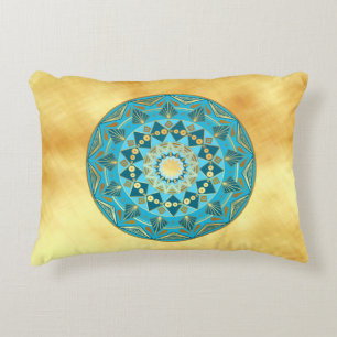 Mandala blauw goud op zachte gouden achtergrond accent kussen