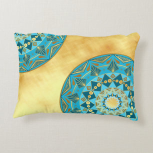 Mandala blauw goud op zachte gouden achtergrond accent kussen