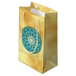 Mandala blauw goud op zachte gouden achtergrond klein cadeauzakje