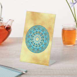 Mandala blauw goud op zachte gouden achtergrond reclamebord met voetstuk