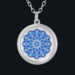 Mandala in blauw Ketting<br><div class="desc">Hoewel de mandala oorspronkelijk uit India komt,  is de schoonheid van de gemoderniseerde mandala's vandaag de dag geschikt voor veel items in huis,  evenals voor decoraties op kleding. Nota: er zijn een verscheidenheid van producten met dit ontwerp geschikt voor uw huis of functie,  & mandala's in andere kleuren.</div>