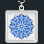 Mandala in het blauw zilver vergulden ketting<br><div class="desc">Hoewel de mandala oorspronkelijk uit India komt,  is de schoonheid van de gemoderniseerde mandala's vandaag de dag geschikt voor veel items in huis,  evenals voor decoraties op kleding. Nota: er zijn een verscheidenheid van producten met dit ontwerp geschikt voor uw huis of functie,  & mandala's in andere kleuren.</div>