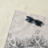 Mandala naam monogram monochroom lichtgrijs strandlaken (In situ)