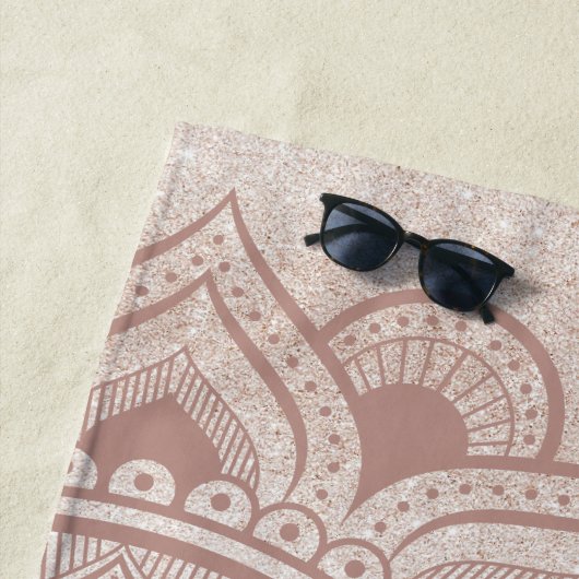 Mandala Om Glitter Roos Gold Dusty Pink Chic Yogi Strandlaken (In situ)