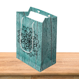 Mandala over blauw ouder hout medium cadeauzakje