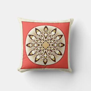 Mandala patroon in koraalroze, chocolade en tan kussen