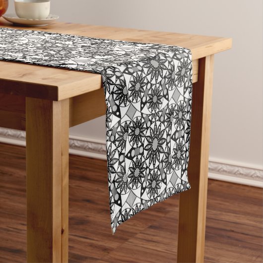 Mandala patroon, zwart, wit en grijs korte tafelloper (Voorbeeld)