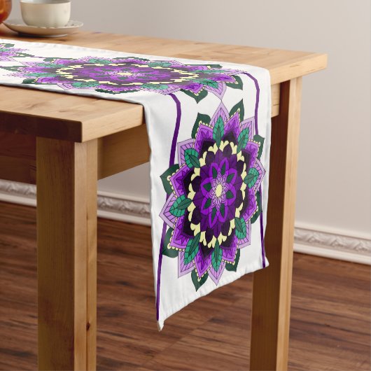 Mandala Pattern 02 in paarse middelgrote Tafel Run Medium Tafelloper (Voorbeeld)