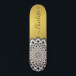 Mandala Pattern Monogram Faux Gold Foil Persoonlijk Skateboard<br><div class="desc">Een levendig wit op zwart abstract mandala patroon op een faux gouden skateboard met een verbluffend symmetrisch patroon. Uniek en vet symbool van het universum.</div>