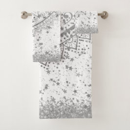 Mandala scannen met zilveren sterren op wit bad handdoek
