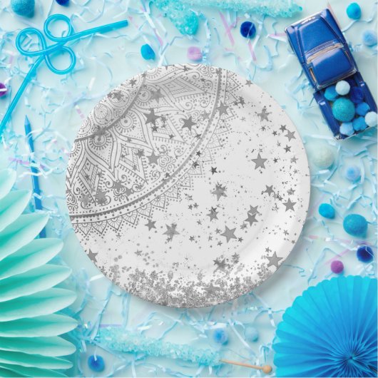 Mandala scannen met zilveren sterren op wit papieren bordje (Feest)