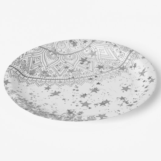 Mandala scannen met zilveren sterren op wit papieren bordje (Gekanteld)