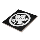 Mandarijns sinaasappel in een cirkelvormige kerami tegeltje (Zijkant)