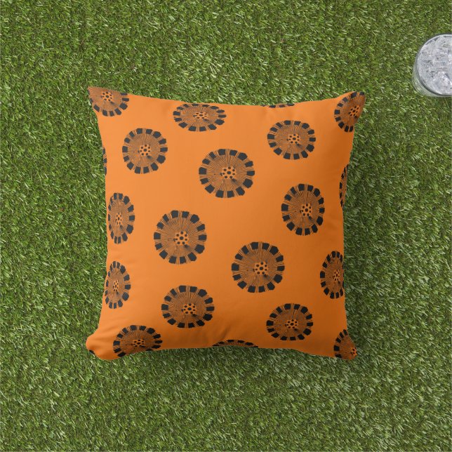 Mandarin Dreams Oranje en Black Pattern Buitenkussen (Gras)