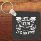 Mandelbaum's Gym Het Is Tijd Sleutelhanger (Voorkant)