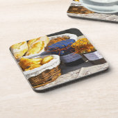 mandje met croissants en chocoladebrood. drankjes onderzetter (Linkerzijde)