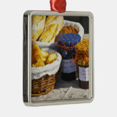 mandje met croissants en chocoladebrood. metalen ornament (Rechts)