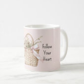 Mandje met rode rozen en roze lint koffiemok (Voorkant rechts)