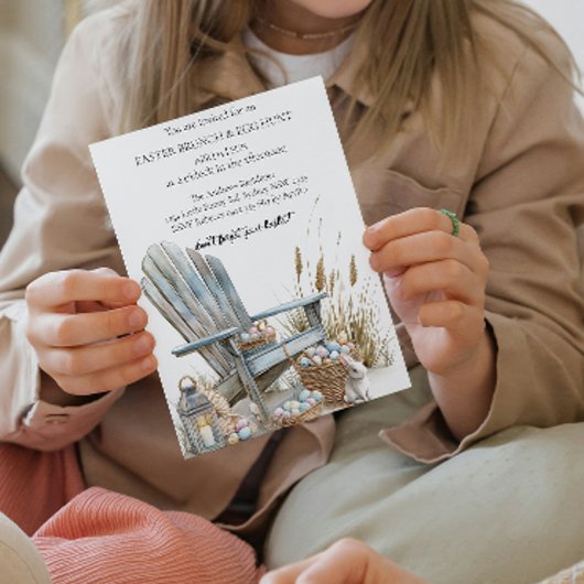 Mandjes met eieren rond oude stoel en Eggs Hunt Kaart