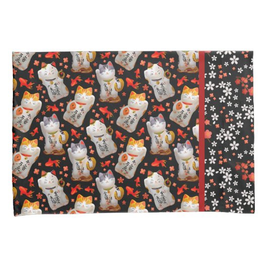 Maneki Neko Japans Waving Lucky Cat met Koi Kussensloop (Voorkant-Rechts)