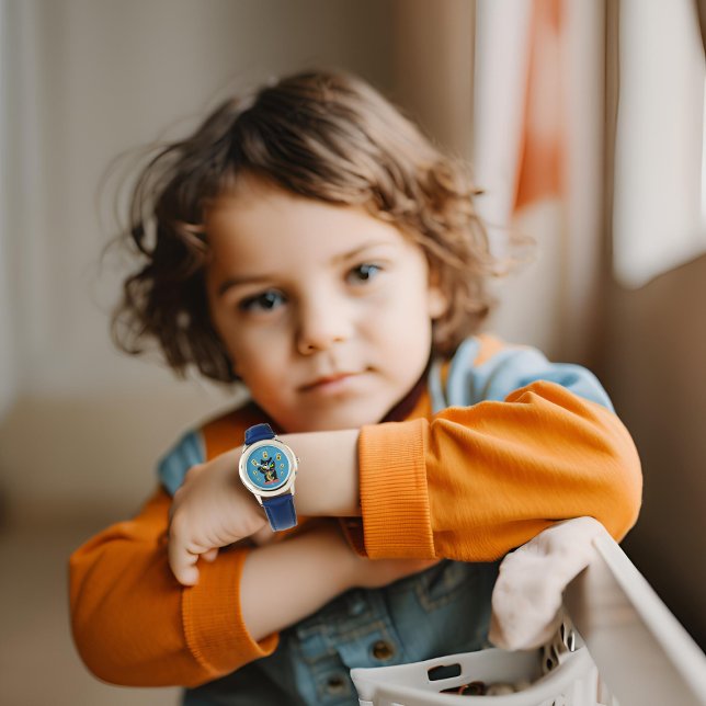 Maneki Neko Lucky Poilue Watch Horloge (A boy shows a Maneki Neko Lucky Poilue Watch. )