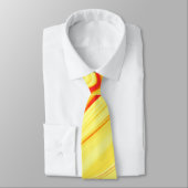 Mango crème, met gebogen rode of koraalslag stropdas (Gebonden)