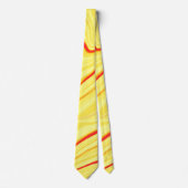 Mango crème, met gebogen rode of koraalslag stropdas (Voorkant)