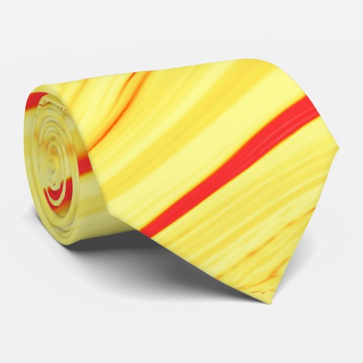 Mango crème, met gebogen rode of koraalslag stropdas (Opgerold)