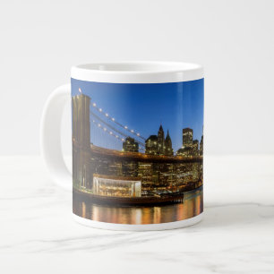 Manhattan and Brooklyn Bridge bij schemering Grote Koffiekop