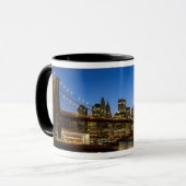 Manhattan and Brooklyn Bridge bij schemering Mok (Voorkant links)
