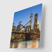 Manhattan and Brooklyn Bridge bij schemering Vierkante Klok (Hoek)