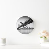 Manhattan Bridge and skyline, New York, VS. Ronde Klok (Huis)