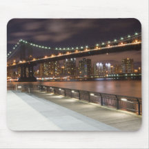 Manhattan Bridge en NYC Skyline