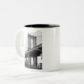 Manhattan Bridge in zwart-wit Tweekleurige Koffiemok (Voorkant links)