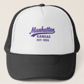 Manhattan Kansas Est. 1855 | Retro College Town Trucker Pet (Voorkant)
