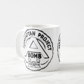 Manhattan Project Badge Koffiemok (Voorkant links)