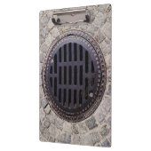 Manhole-afdekking en kasseienweg klembord (Links)