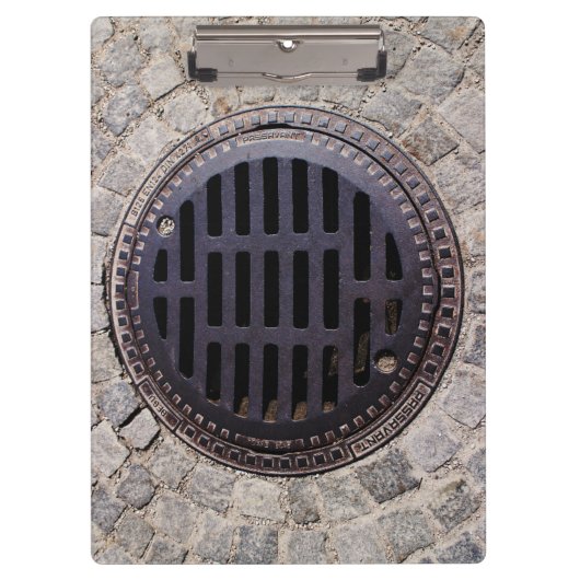 Manhole-afdekking en kasseienweg klembord (Voorkant)