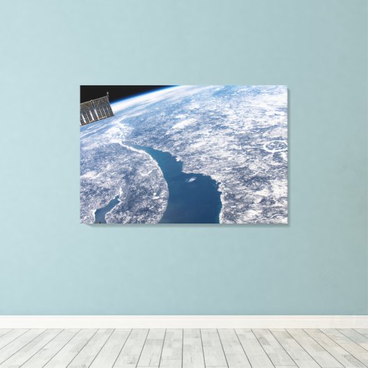 Manicouagan krater en de St. Lawrence rivier Canvas Afdruk (Insitu (Houten vloer))