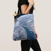 Manicouagan krater en de St. Lawrence rivier Tote Bag (Dichtbij)